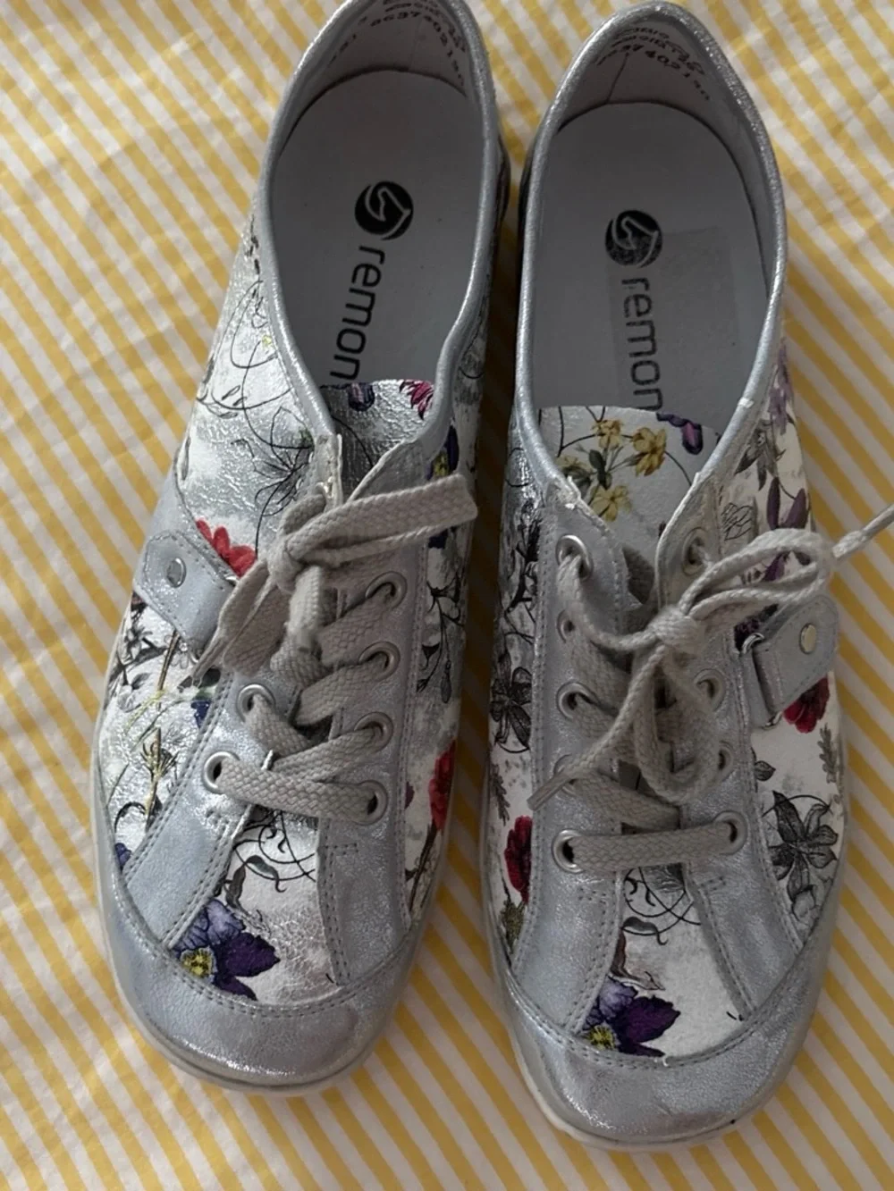 Remonte White Floral Zip-Front Women's Sneaker with Purple Accents. size 39